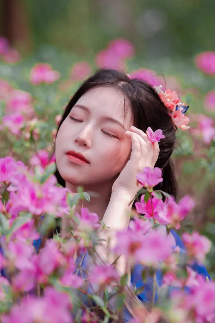 蓝衣女生手机壁纸｜粉色花朵背景图片 - 户外「哲风壁纸」