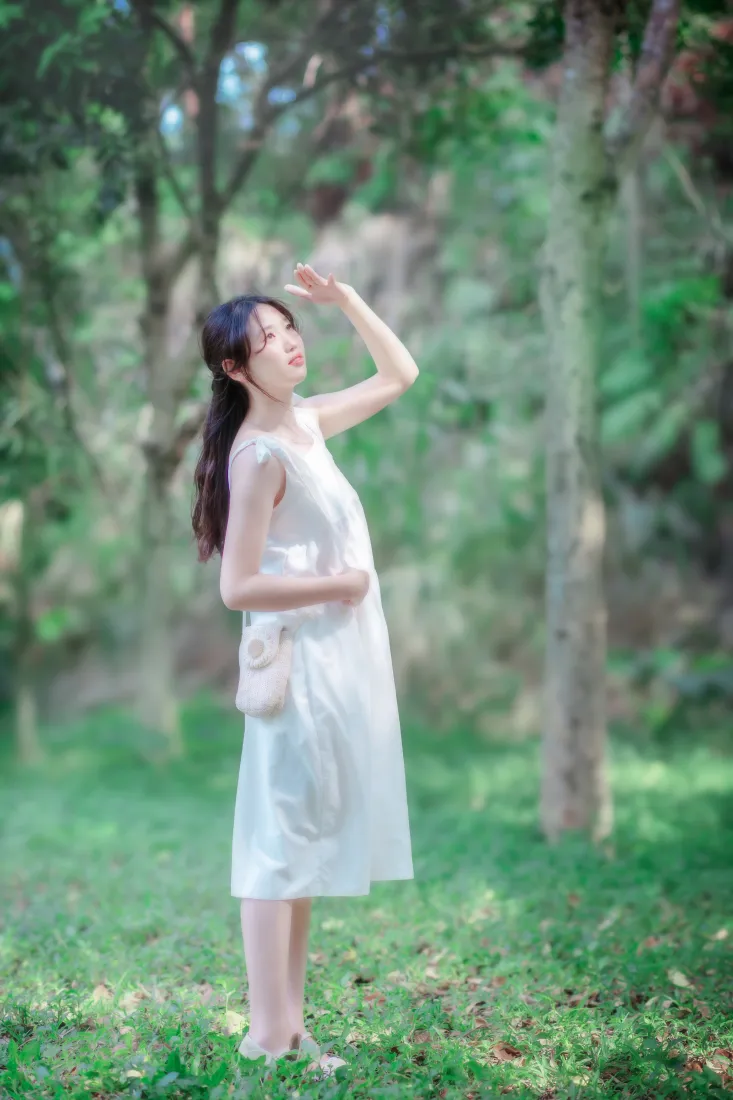 白衣女孩手机壁纸｜树林草地背景图片 - 户外阳光清新「哲风壁纸」