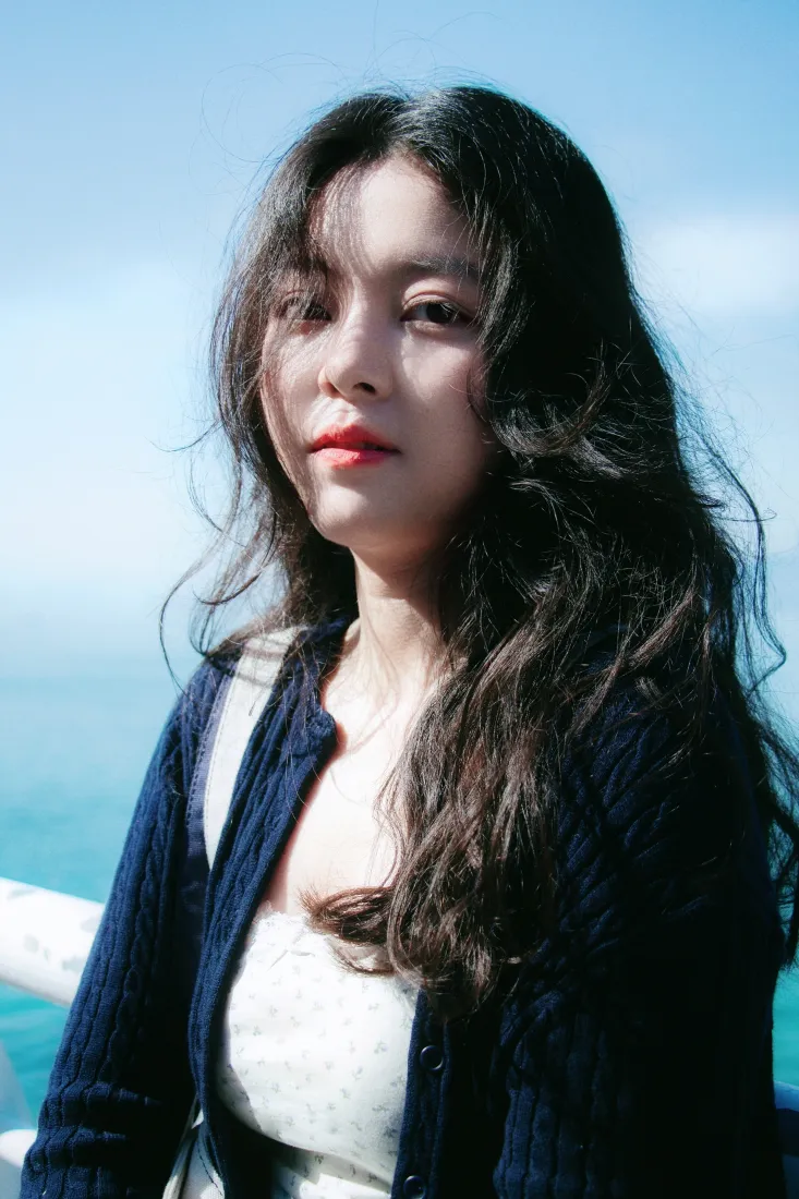 长发美女手机壁纸｜海边背景图片 - 阳光户外「哲风壁纸」