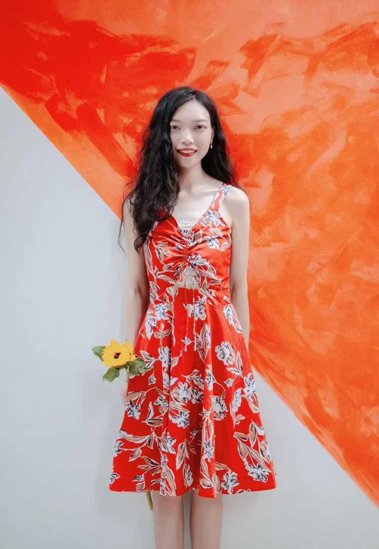 韩雪户外写真手机壁纸｜橙白墙背景图片 - 碎花裙「哲风壁纸」