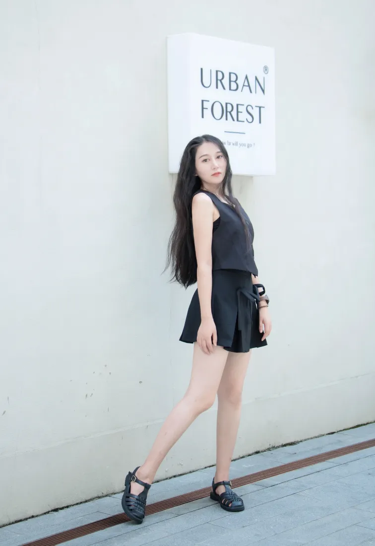 黑衣美女手机壁纸｜户外背景图片 - URBAN FOREST「哲风壁纸」