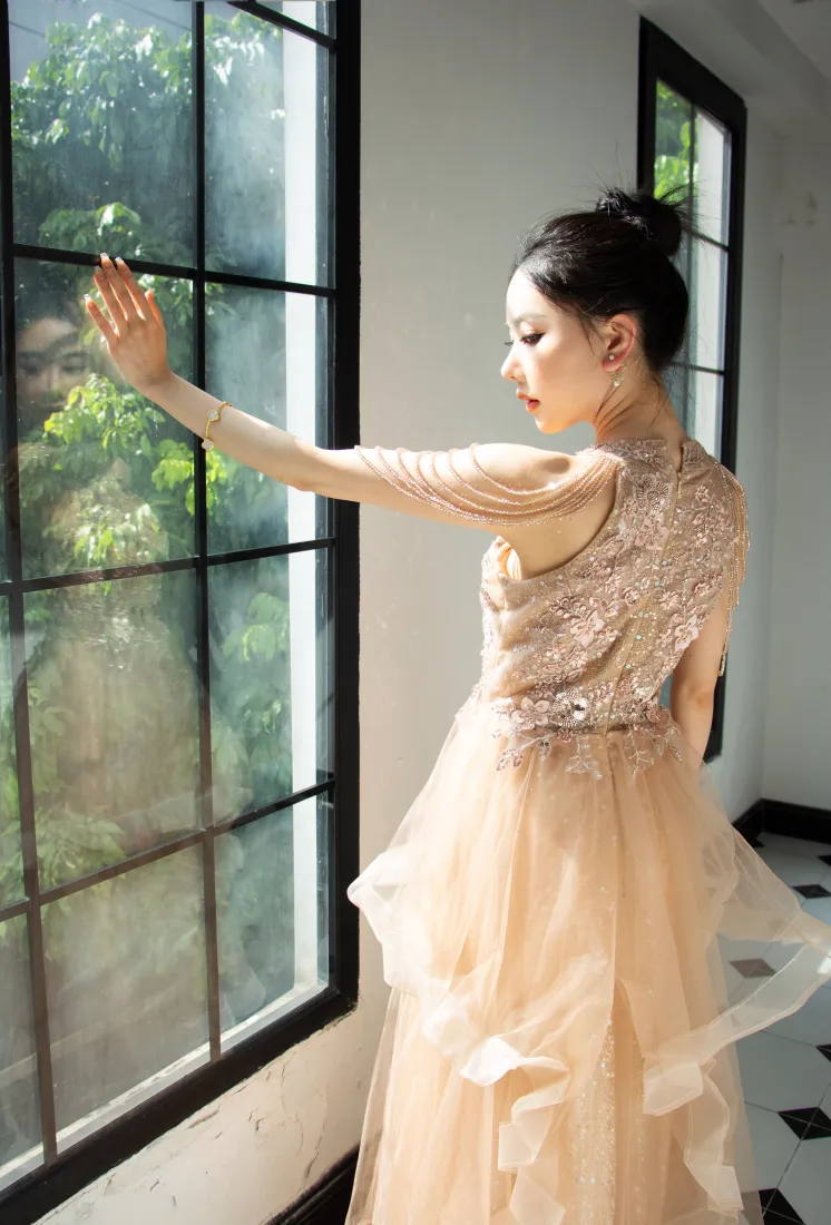 浅杏色礼服手机壁纸｜室内背景图片 - 窗边写真「哲风壁纸」