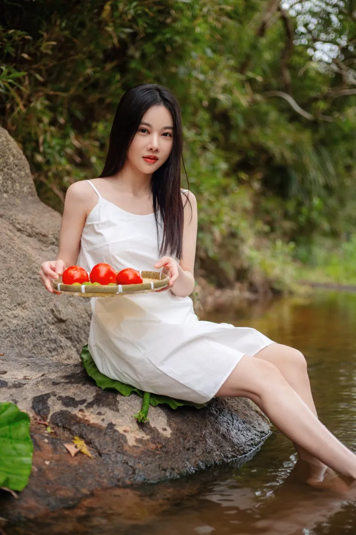 白衣女子手机壁纸｜户外背景图片 - 草莓水边白裙「哲风壁纸」