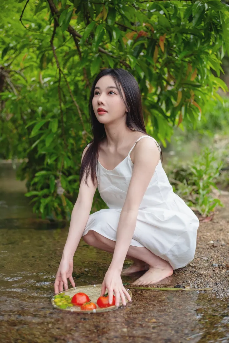 白衣女子户外手机壁纸｜溪水背景 - 西红柿绿植「哲风壁纸」
