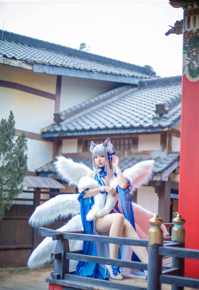 九尾狐coser手机壁纸｜古风建筑背景 - 蓝白服饰「哲风壁纸」