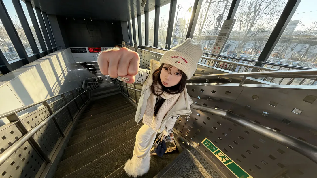 5k白衣美女壁纸｜楼梯背景图 - 可爱自拍阳光「哲风壁纸」