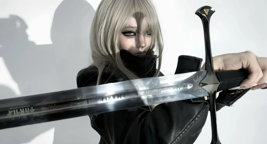 5k银发美女剑士壁纸｜白色背景 - 黑衣长剑「哲风壁纸」