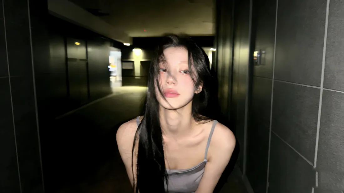 5k灰色吊带美女壁纸｜昏暗走廊背景图 - 性感迷人「哲风壁纸」