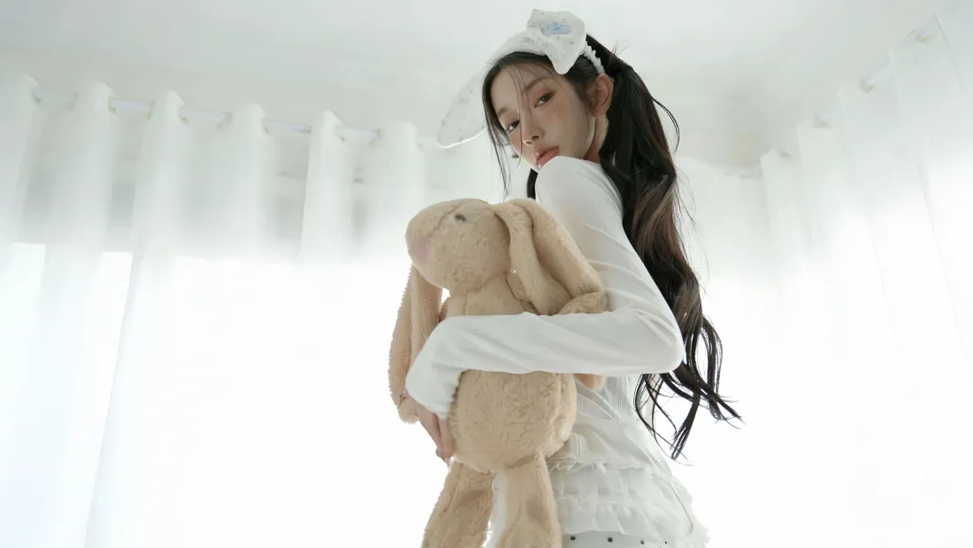 5k白衣美女抱玩偶壁纸｜清新背景 - 居家温馨「哲风壁纸」
