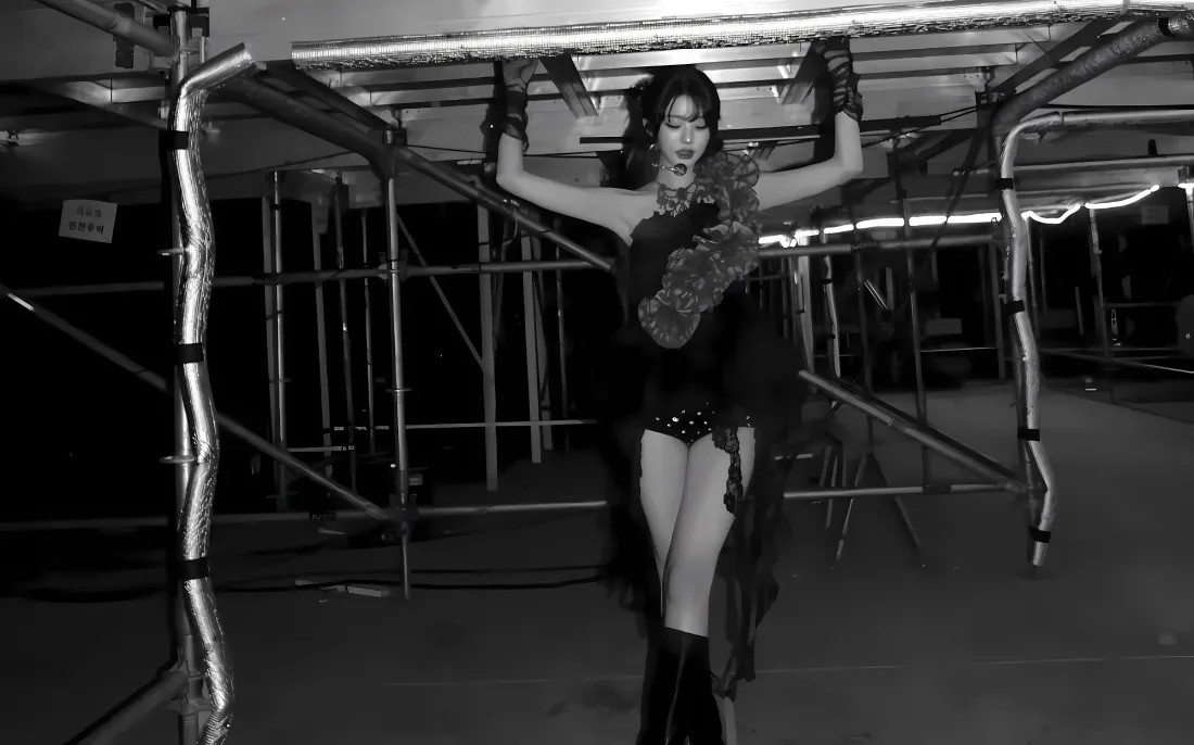 3k张元英壁纸｜演唱会背景图片 - 舞台装黑白「哲风壁纸」