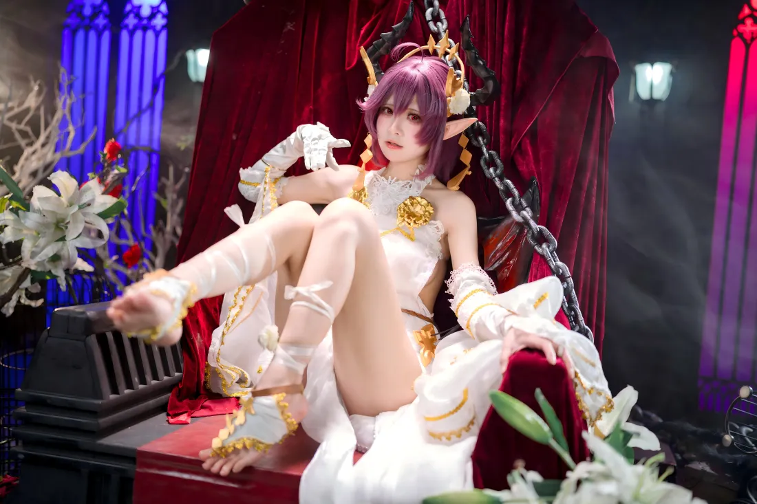 8kcos美女壁纸｜白色服饰背景图 - 紫色头发「哲风壁纸」