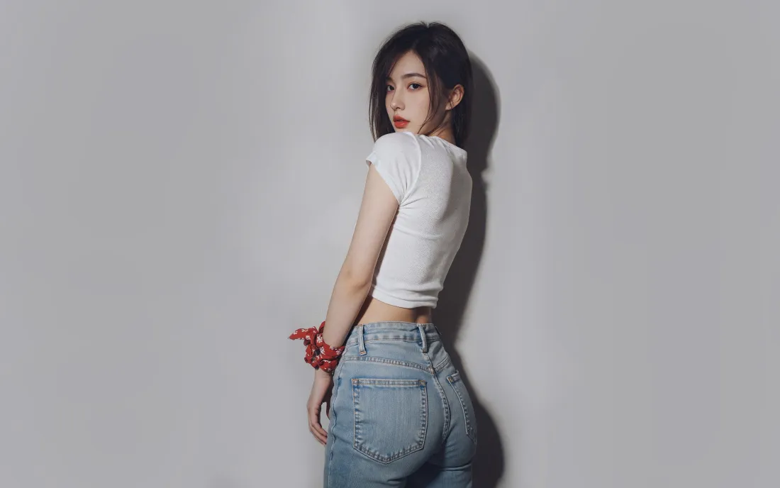 4k美女侧身壁纸｜灰色背景图片 - 白短袖牛仔裤「哲风壁纸」