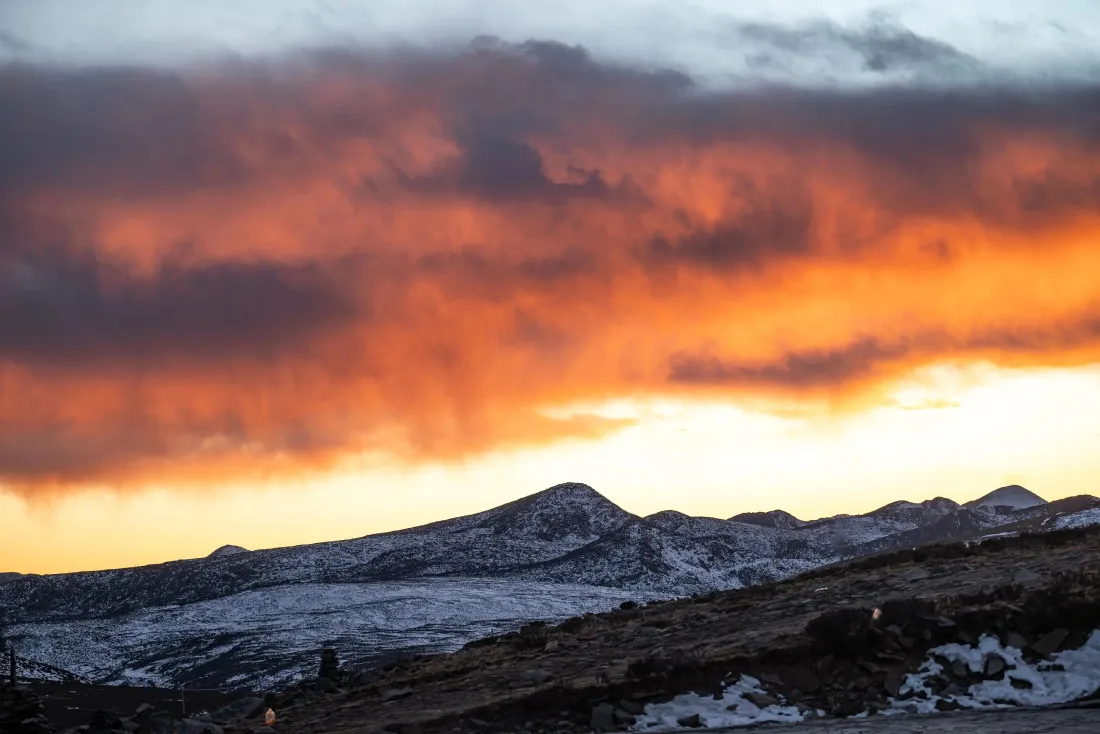 3k黄昏山丘壁纸｜黄昏雪景背景图片 - 晚霞天空「哲风壁纸」