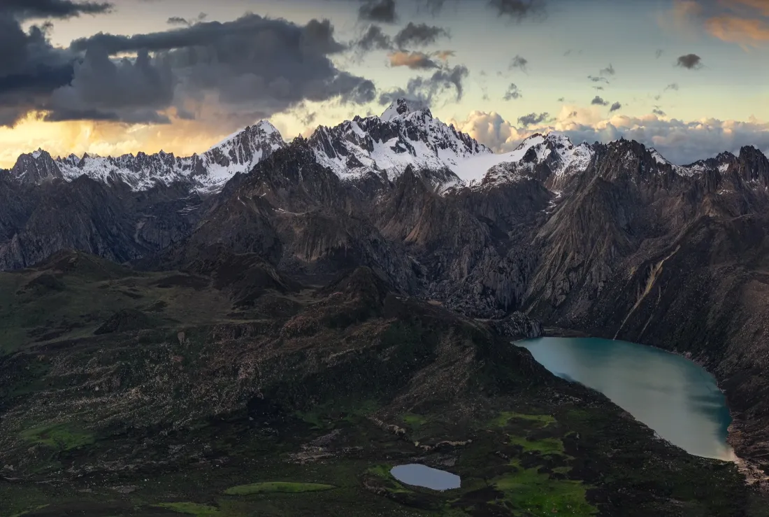 3k雪山湖水自然风景壁纸｜山峰云朵背景图片 - 黄昏草地「哲风壁纸」