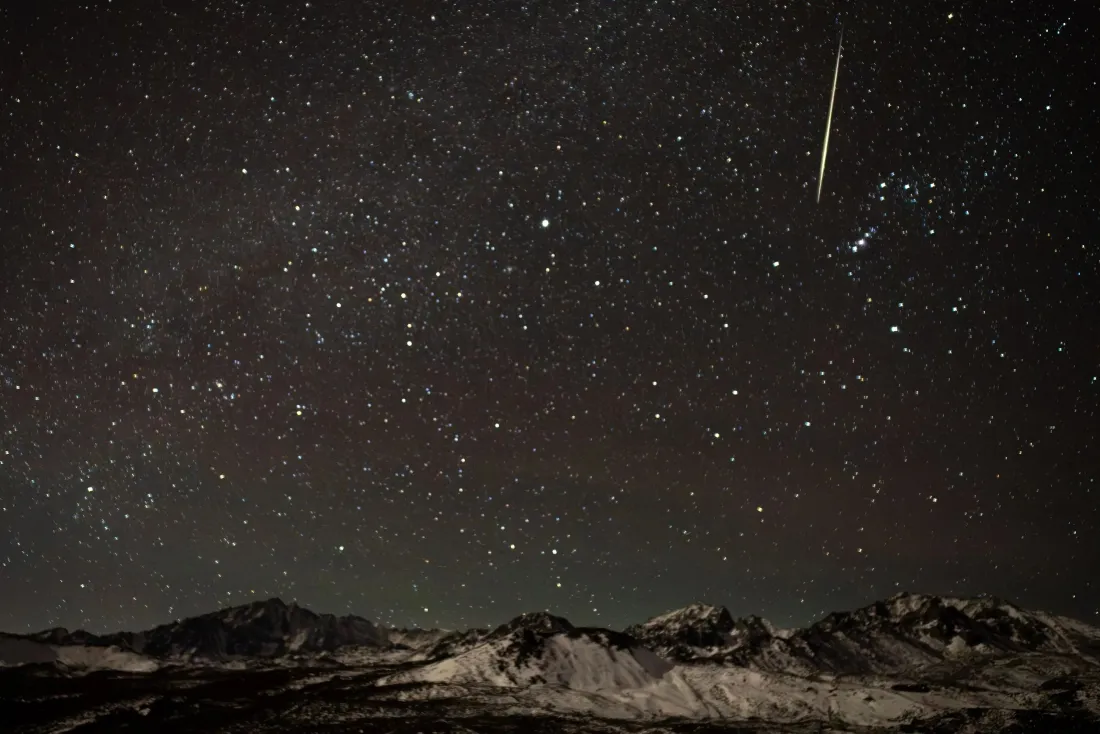 3k星空流星壁纸｜雪山夜空背景图 - 璀璨繁星「哲风壁纸」