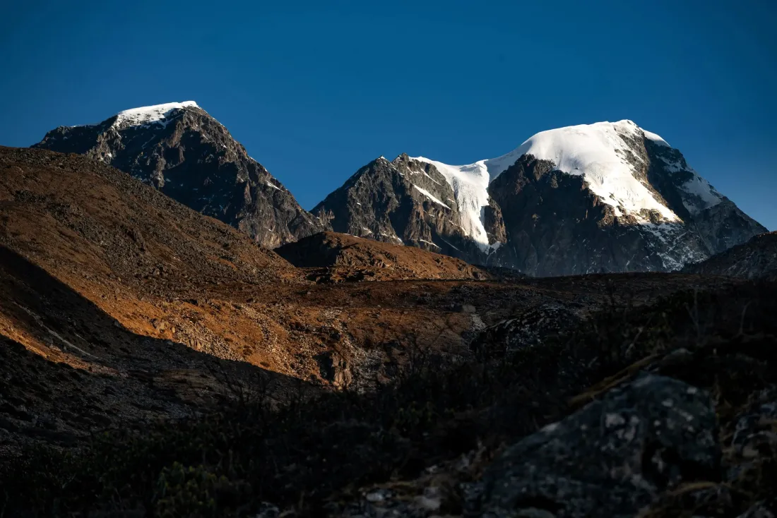 3k雪山壁纸｜自然风景背景 - 蓝天山丘「哲风壁纸」