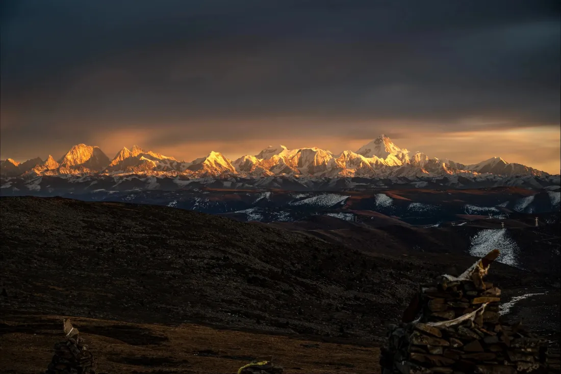 3k日照金山壁纸｜黄昏山脉背景图片 - 平原雪山「哲风壁纸」
