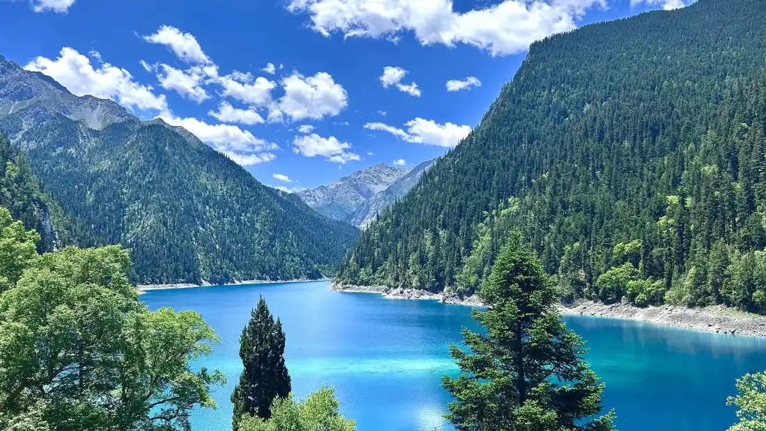 4k自然风景壁纸｜蓝天湖水背景 - 山脉森林「哲风壁纸」