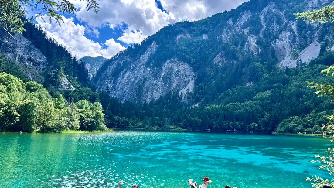 4k自然风景壁纸｜碧水湖泊背景图片 - 山丘森林蓝天「哲风壁纸」
