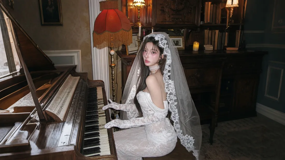 2k婚纱美女壁纸｜复古室内背景图片 - 钢琴演奏「哲风壁纸」