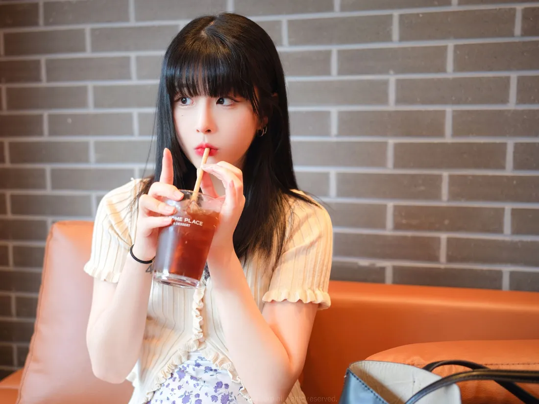 2k清秀美女壁纸｜砖墙沙发背景 - 休闲室内「哲风壁纸」