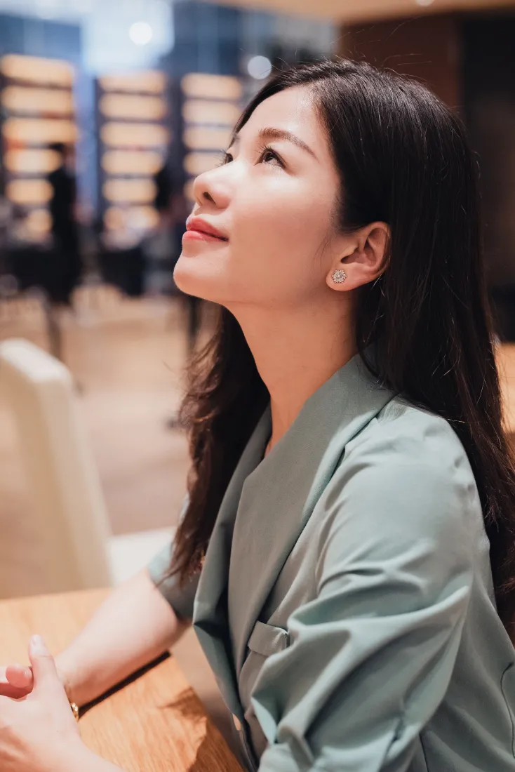 浅绿色上衣女性手机壁纸｜办公背景图片 - 出差「哲风壁纸」