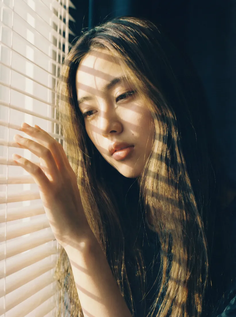 长发女生手机壁纸｜办公室背景图片 - 阳光下光影「哲风壁纸」