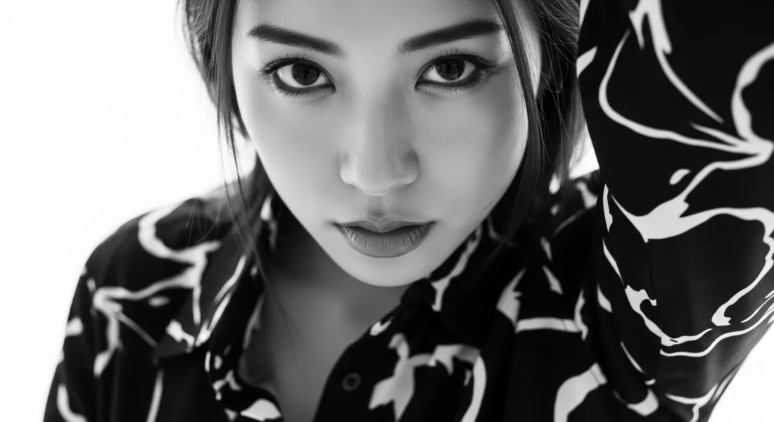 3k黑白人像壁纸｜花纹衬衫背景图片 - 艺术摄影「哲风壁纸」