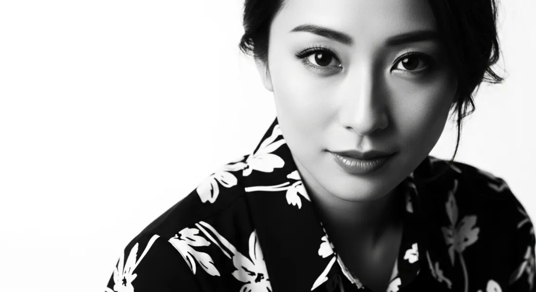 3k黑白肖像壁纸｜气质女性背景图 - 花纹衬衫摄影「哲风壁纸」