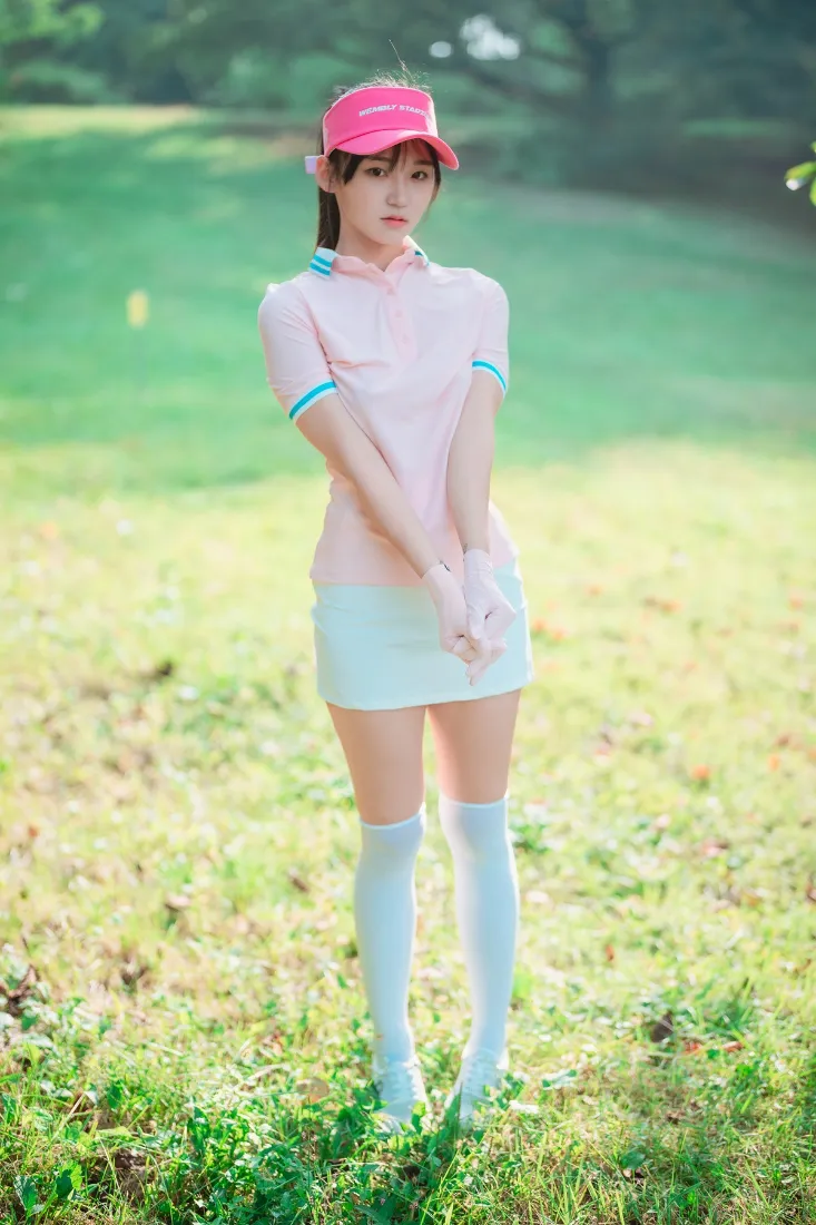 粉色帽子女孩手机壁纸｜草地背景图片 - 户外踩风「哲风壁纸」