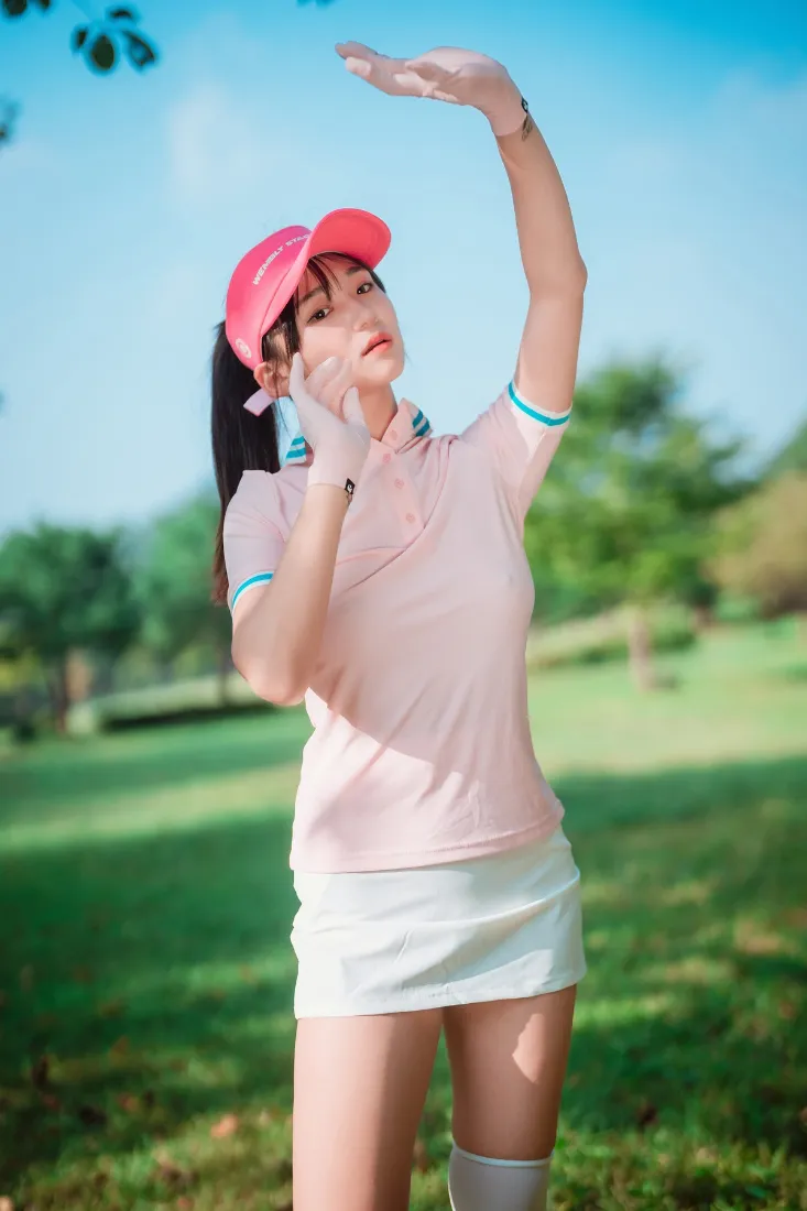 粉色上衣女孩手机壁纸｜户外背景图 - 草地蓝天「哲风壁纸」