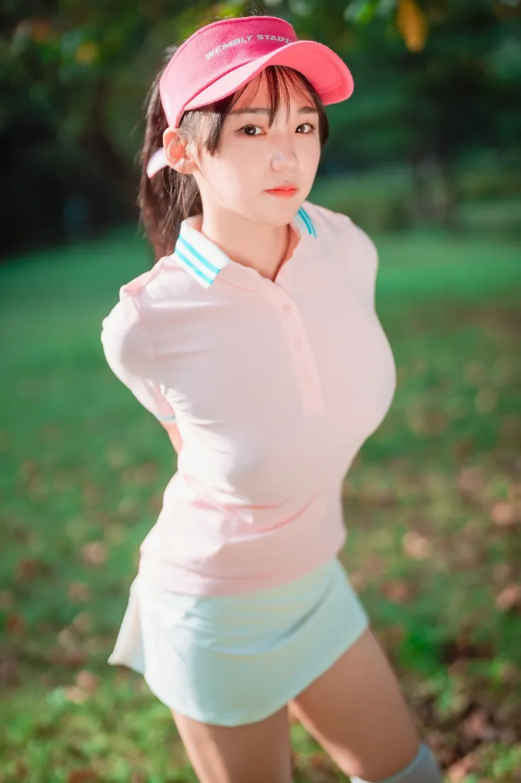 粉色帽子女生手机壁纸｜户外草地背景 - 休闲穿搭「哲风壁纸」