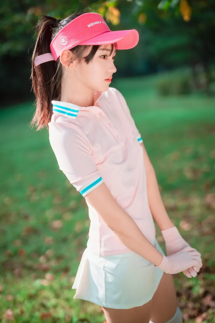 高尔夫少女手机壁纸｜户外草地背景图 - 粉色运动风「哲风壁纸」