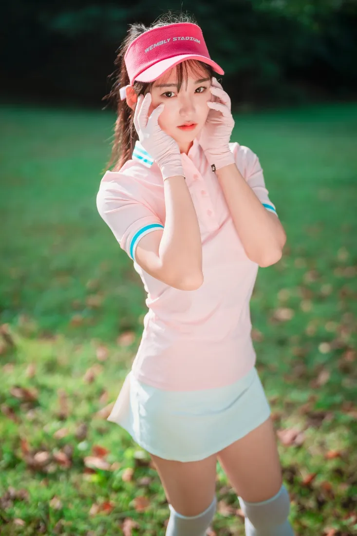 粉色上衣女孩手机壁纸｜草地背景 - 安逸自由「哲风壁纸」