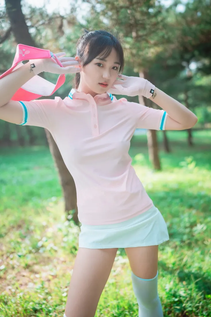 户外粉色穿搭女孩手机壁纸｜绿色草地背景图片 - 青春活力「哲风壁纸」