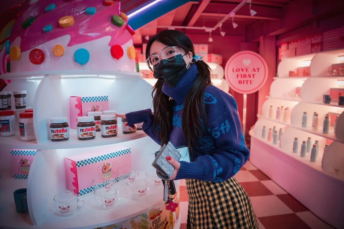 2k双马尾女生壁纸｜商场店铺背景 - 可爱粉色装饰「哲风壁纸」