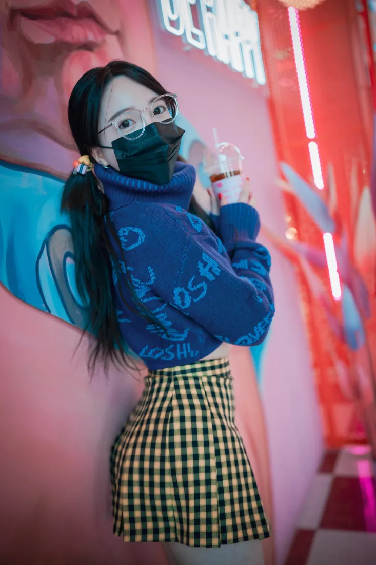 女生手机壁纸｜商场背景图片 - 蓝色毛衣「哲风壁纸」