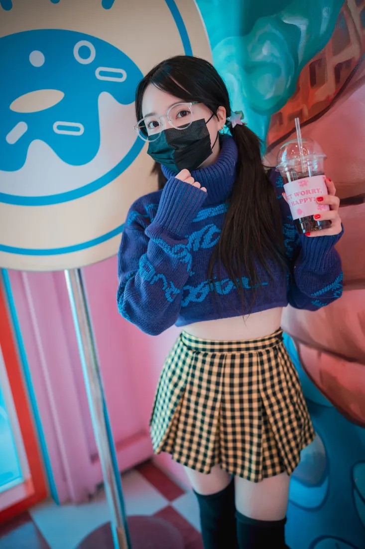 女生手机壁纸｜商场背景图片 - 紫色毛衣格子裙「哲风壁纸」