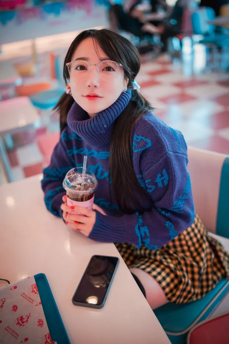 女生手机壁纸｜咖啡店背景图 - 蓝色毛衣双马尾「哲风壁纸」