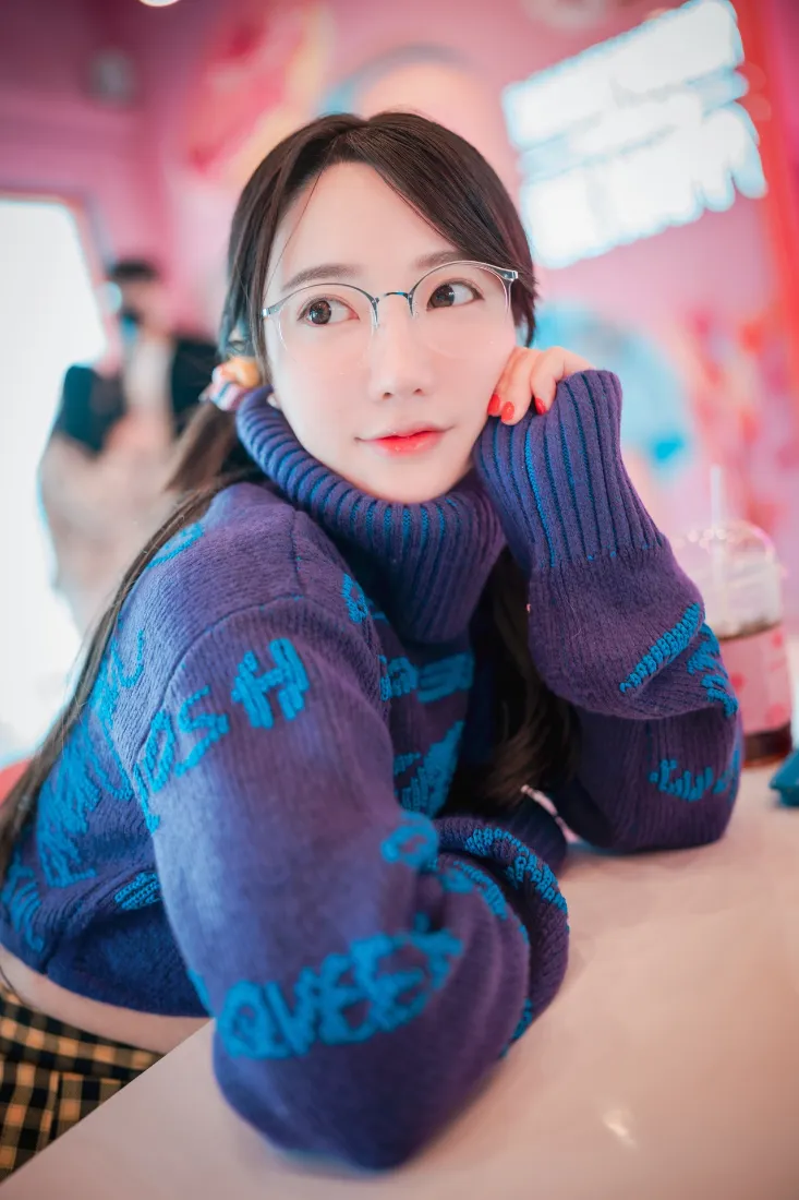 戴眼镜女生手机壁纸｜粉色商场背景图片 - 紫色毛衣「哲风壁纸」