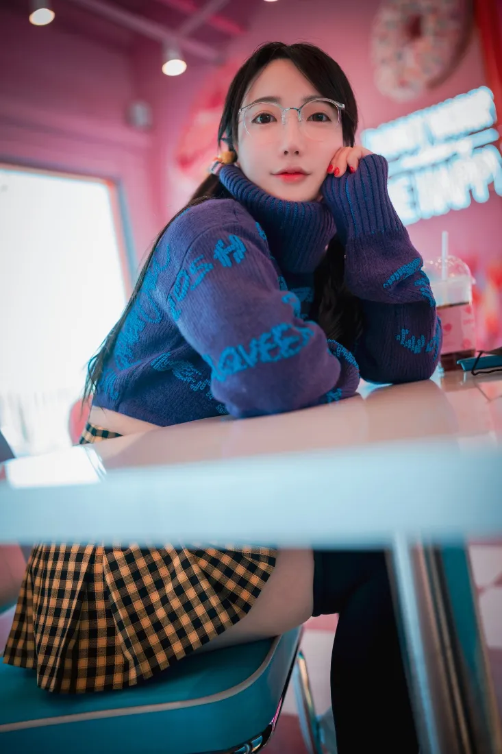 蓝色毛衣女生手机壁纸｜粉色商场背景 - 格纹裙黑袜「哲风壁纸」