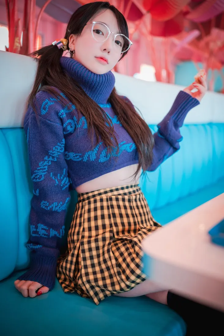 双马尾女生手机壁纸｜咖啡店背景 - 蓝色上衣格子裙「哲风壁纸」