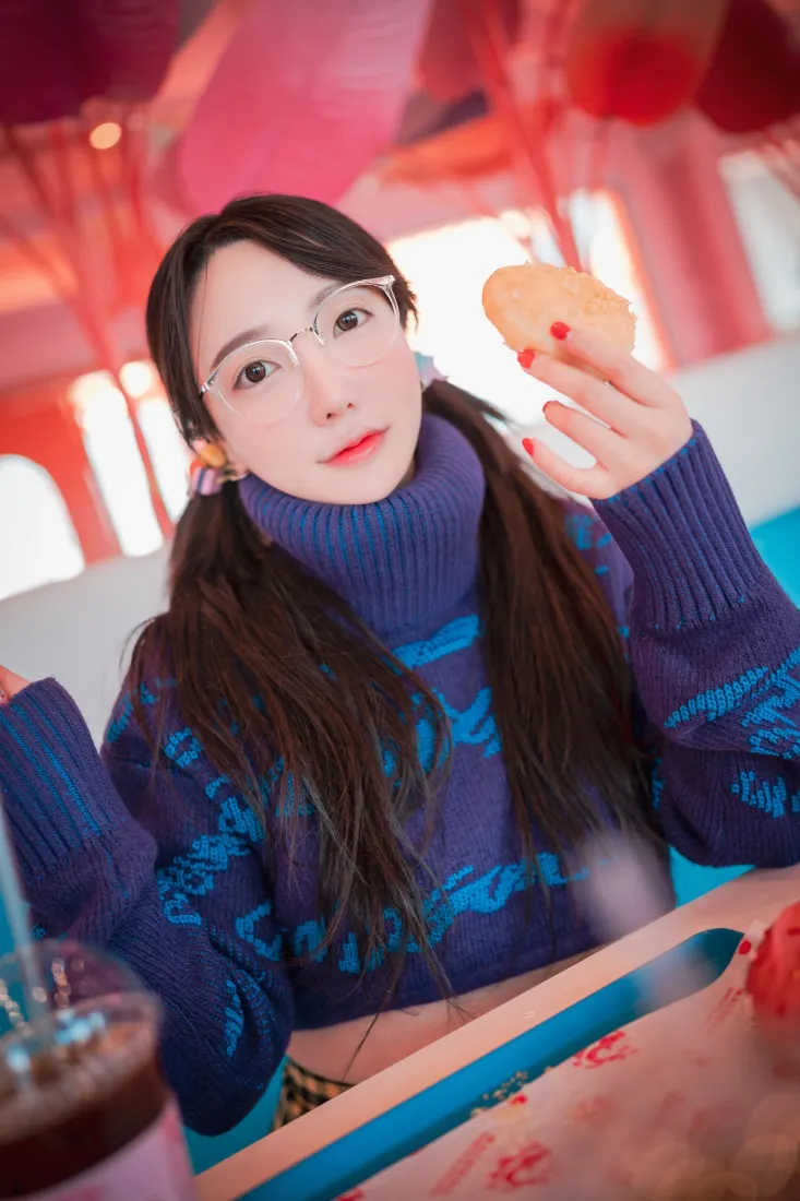 蓝毛衣女生手机壁纸｜咖啡店背景图片 - 商场室内下午茶「哲风壁纸」