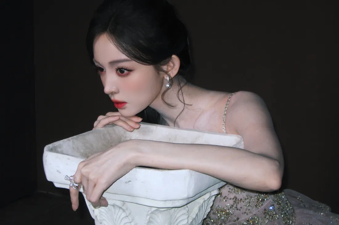 3k古力娜扎壁纸｜暗色背景 - 礼服红唇写真「哲风壁纸」