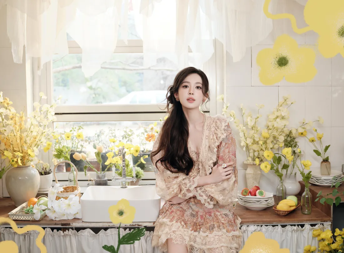 6k古力娜扎壁纸｜室内花卉背景图片 - 蕾丝裙穿搭「哲风壁纸」