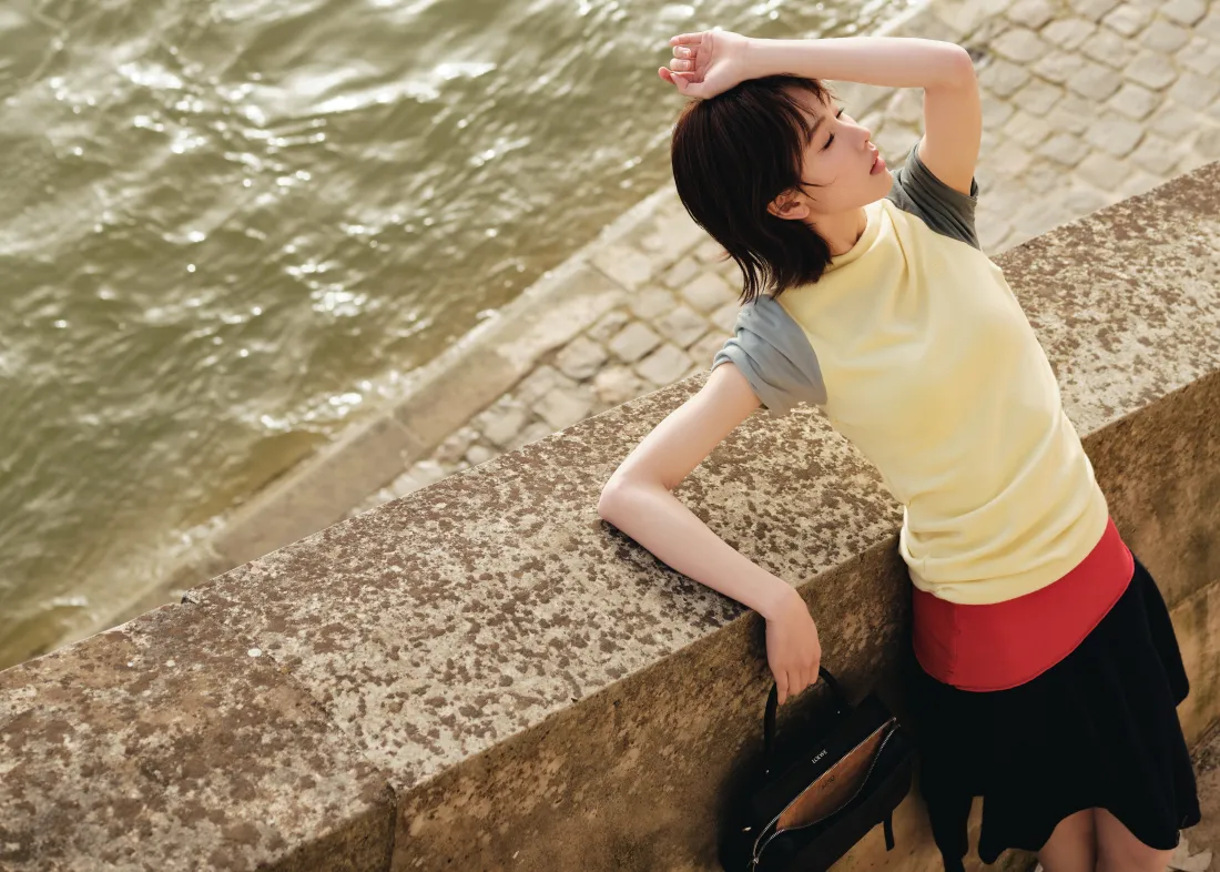 8k陈都灵壁纸｜水边石岸背景图片 - 时尚穿搭「哲风壁纸」