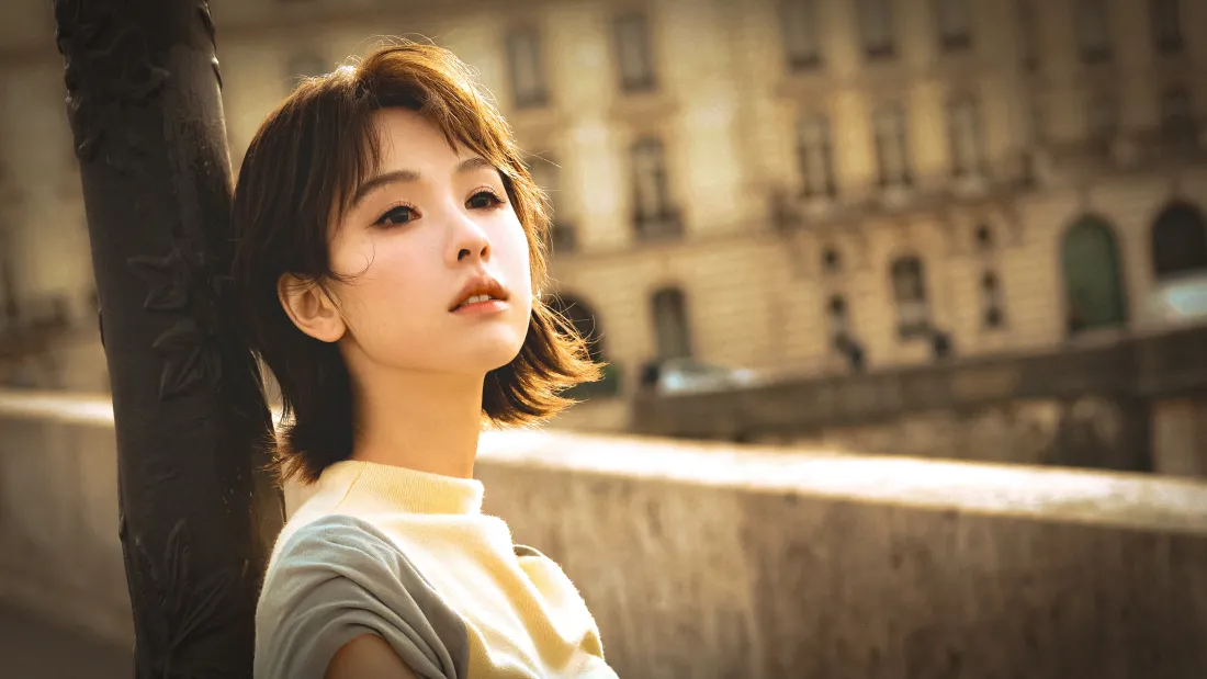 10k陈都灵短发暖色调壁纸｜欧式建筑背景图片 - 文艺街拍「哲风壁纸」