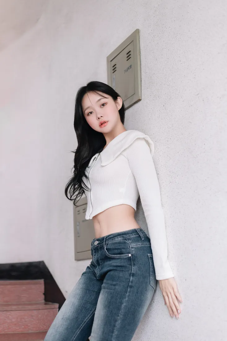 女性手机壁纸｜楼梯口背景图片 - 牛仔裤穿搭「哲风壁纸」