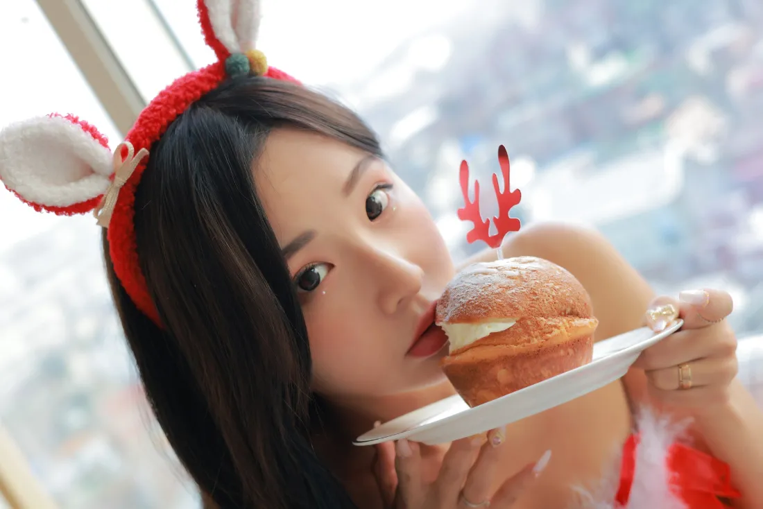 2k红衣兔耳女生壁纸｜城市窗景 - 吃蛋糕日常「哲风壁纸」