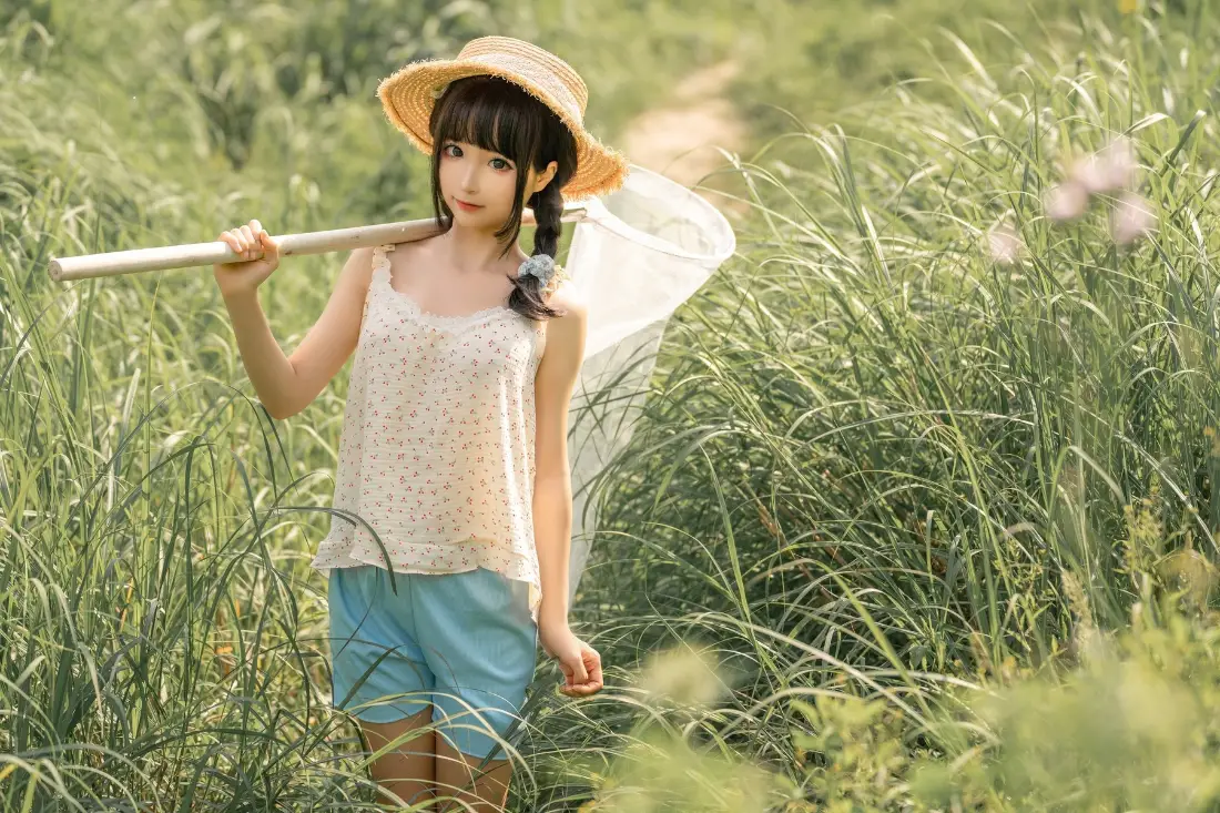 2k乡村小妹壁纸｜草丛背景图片 - 夏日田园日常「哲风壁纸」